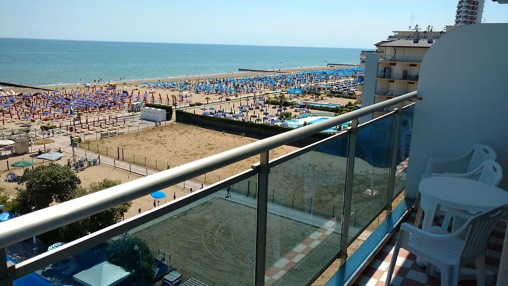 Hotel La Brezza Frontemare Lido di Jesolo 3*,