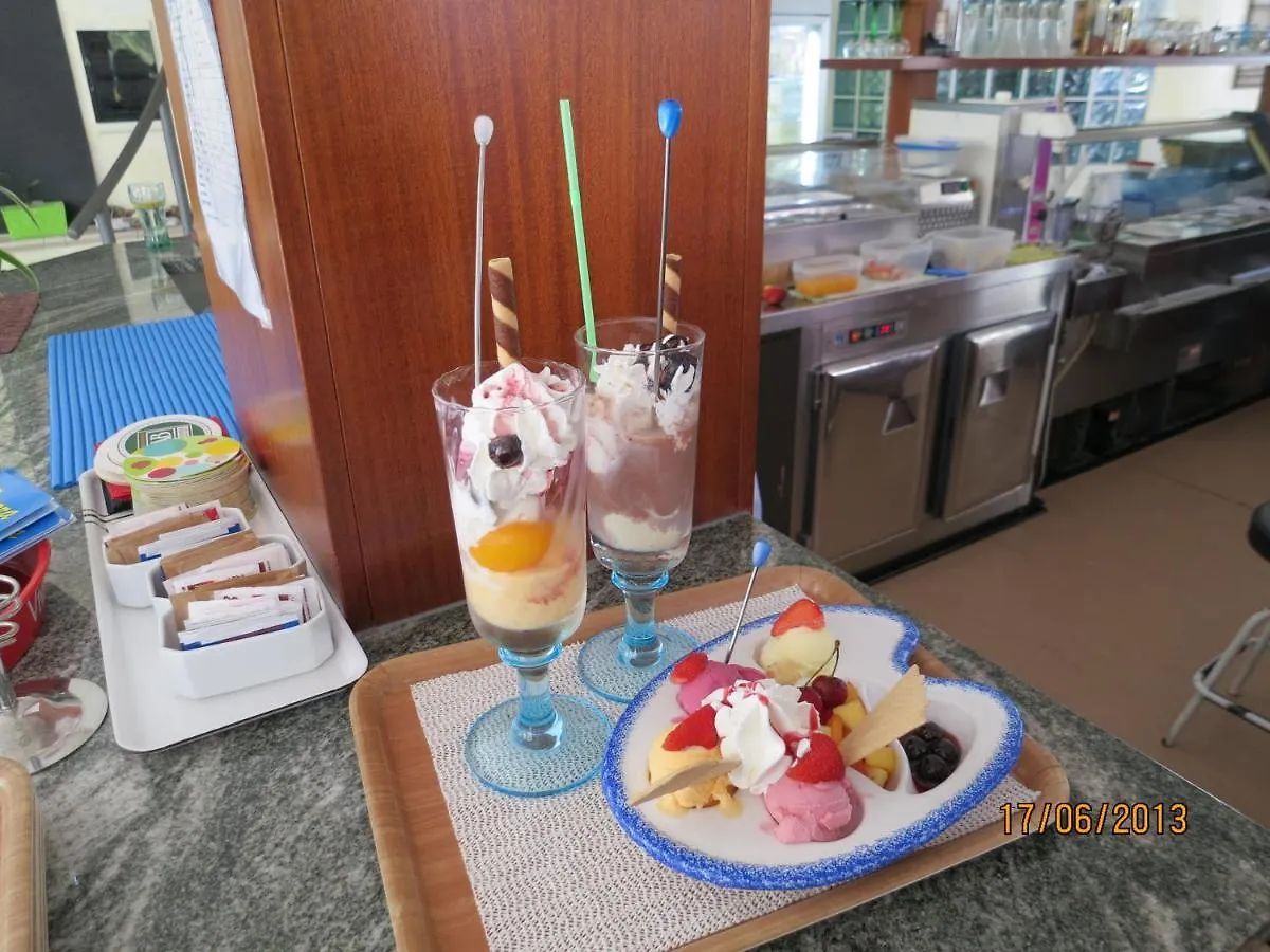 Hotel La Brezza Frontemare Lido di Jesolo 3*,